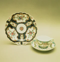 Worcester Porzellanteller mit blauer Dekoration, 1768; Teetasse und Untertasse mit Hopfen-Gitterwerk-Dekoration, ca. 1770